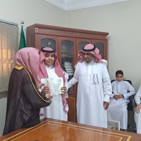 FyHoPw6WAA0hcyd 600x600